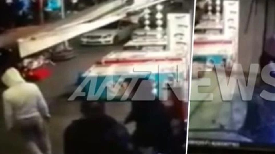 Bίντεο: Καρέ – καρέ η στιγμή που ληστές μπούκαραν με αυτοκίνητο σε κοσμηματοπωλείο στο Παλαιό Φάληρο